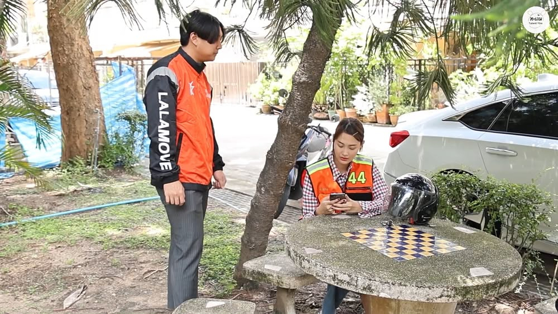 L0813019_หนังสั้น เจอเพื่อนเก่าเป็นวินมอไซค์ เลยลองใจด้วยการปลอมตัวเป็นไรเดอร์.mkv